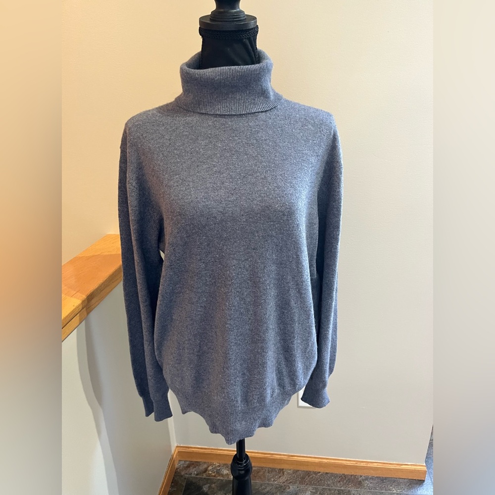 Women’s 100% cashmere Country Shop turtleneck charcoal gray sweater. Size large